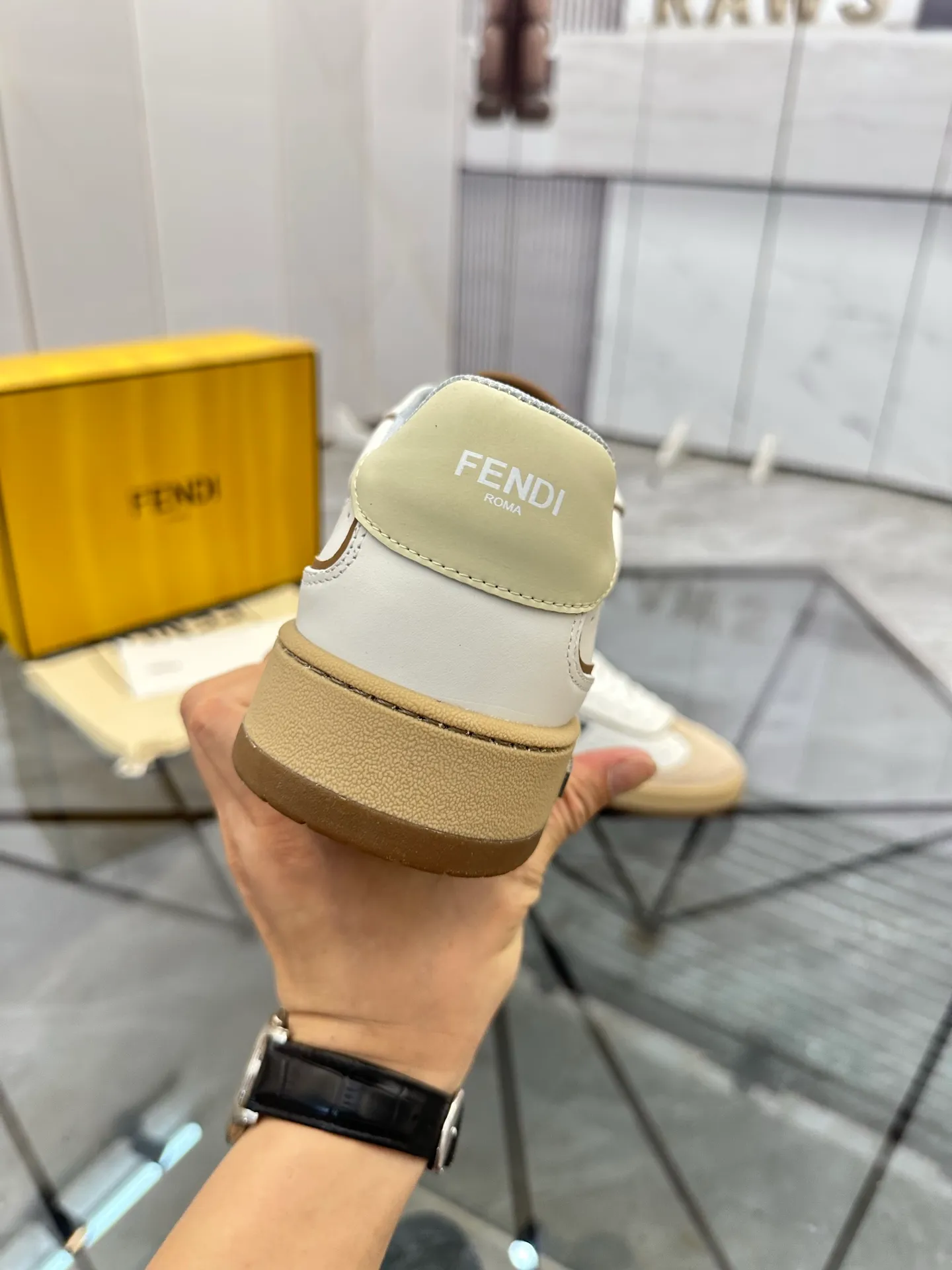 Selling men's shoes 💰: 💰P620¥ Top quality Product trademark: Fendi* "Fendi*" low-top casual shoes Regular size: 35-44 (can be customized to 38.45.46) Product material: imported first-layer nubuck leather upper, breathable lining, original outsole. No.:H208
